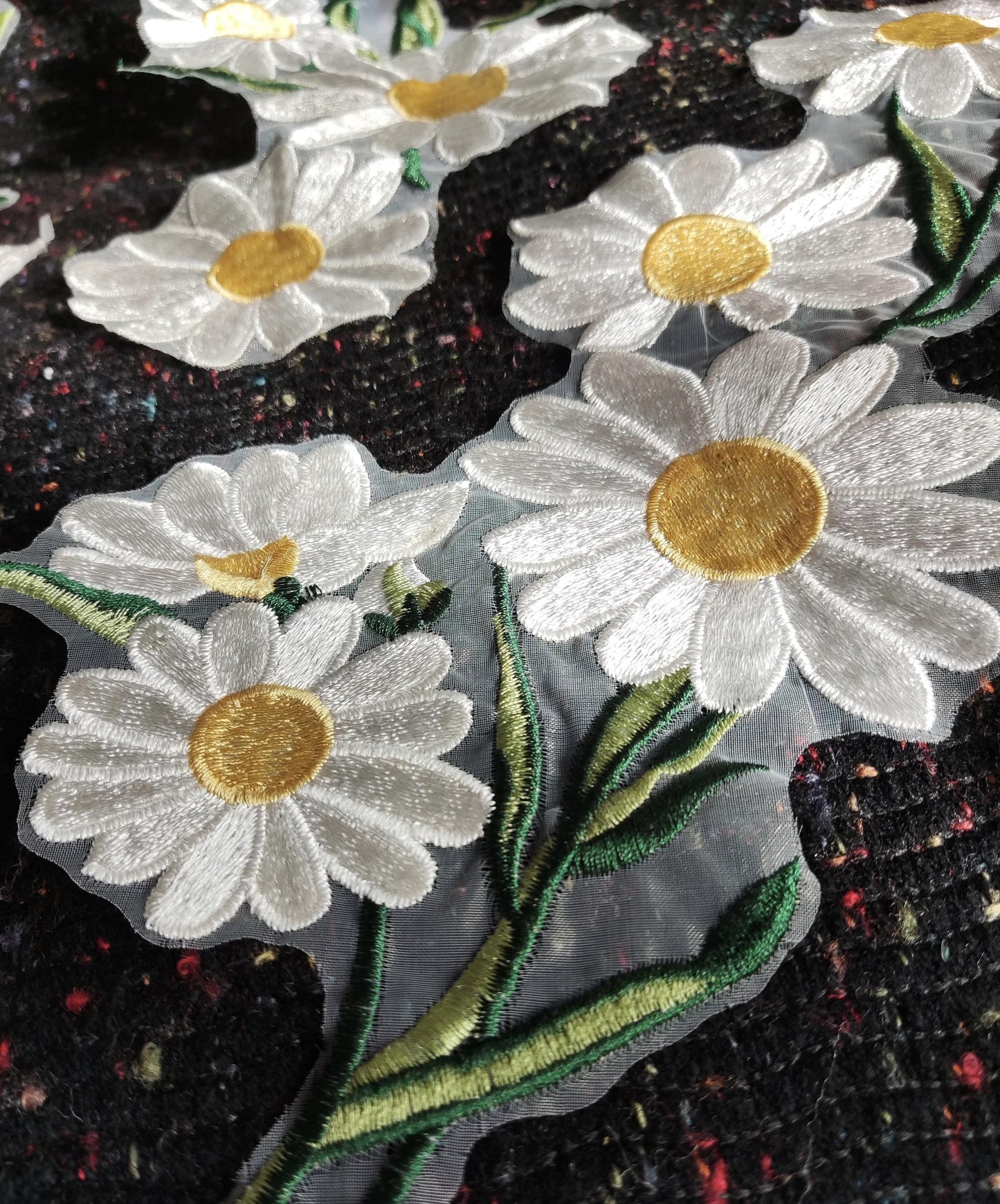 1 pair- Small White Daisy Embroidered Sew on Applique/Motif- Sew on Patch DIY