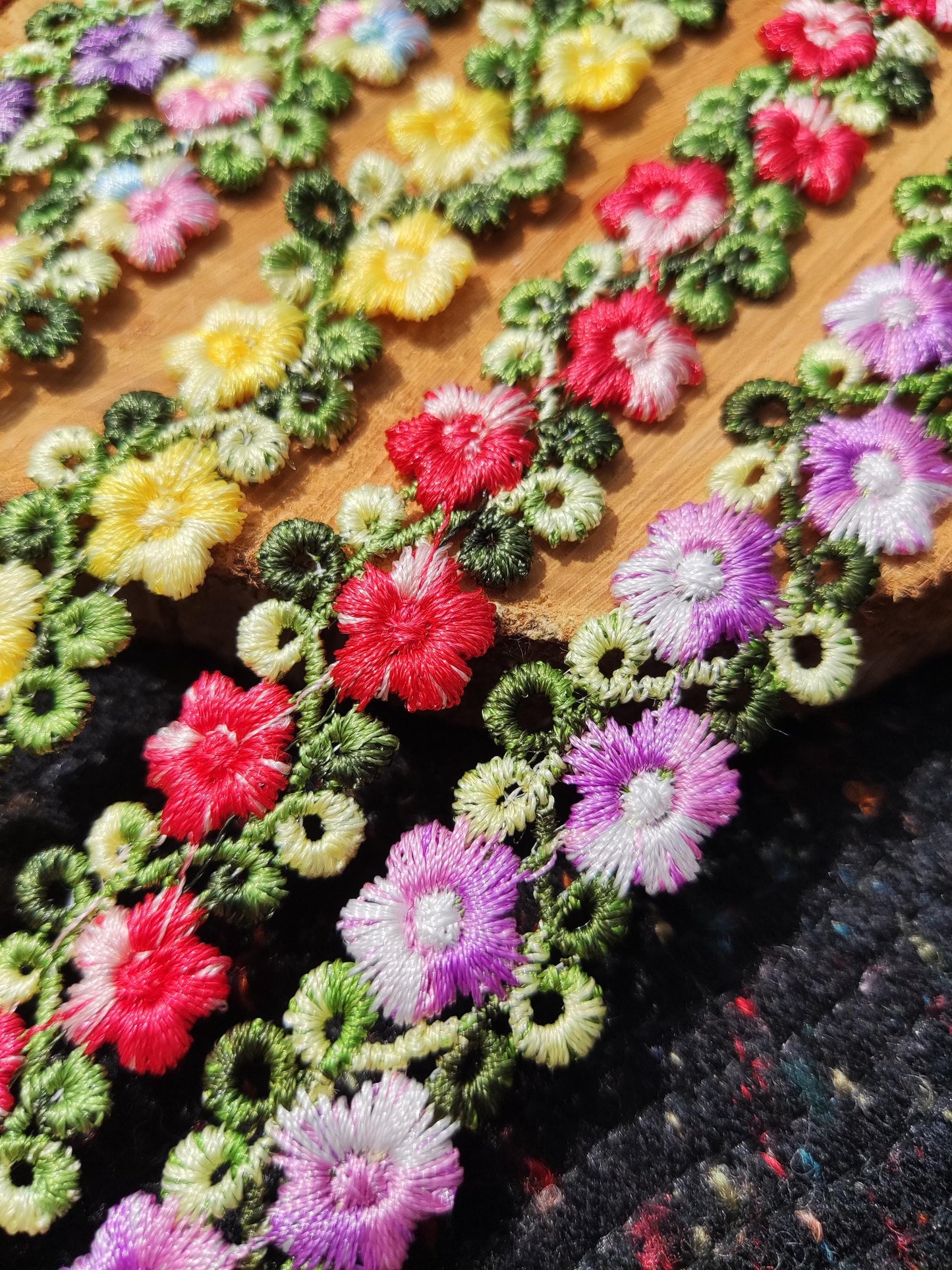 Flower Vine Embroidered Rococo Floral Trim- Per yard- 2cm wide Lace Border for Dressmaking, Home Decor DIY, Doll Clothes, Necklace making