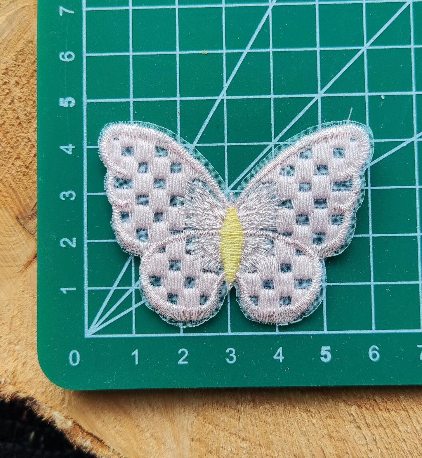 1pc Checked Design Butterfly Sew on Lace Applique Embroidery -4.5cm*6cm Motif Patch