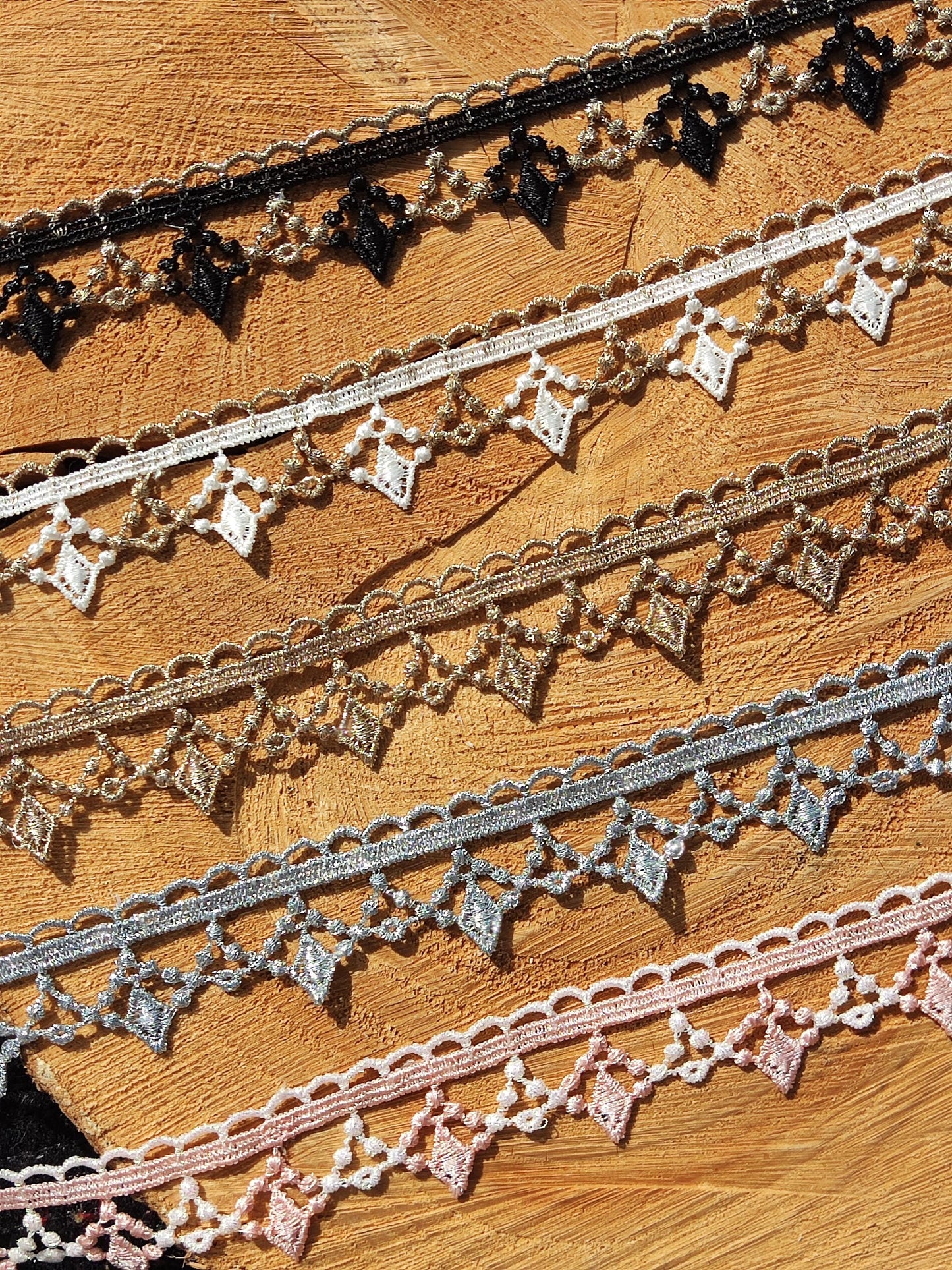 25mm width Delicate Lace Trim- Per yard- For Dressmaking, Soft Furnishing, Doll Clothes